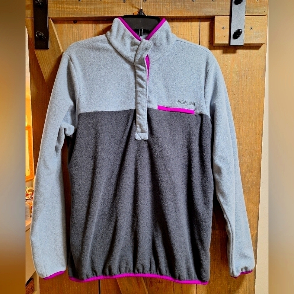 A Columbia fleece 1/2 zip pullover in a womens size large. Front pocket. EUC.